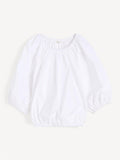 By Malene Birger Lelow topp i hvit, laget av 100% organisk bomull, med en ballongformet silhuett og albuelange ermer.