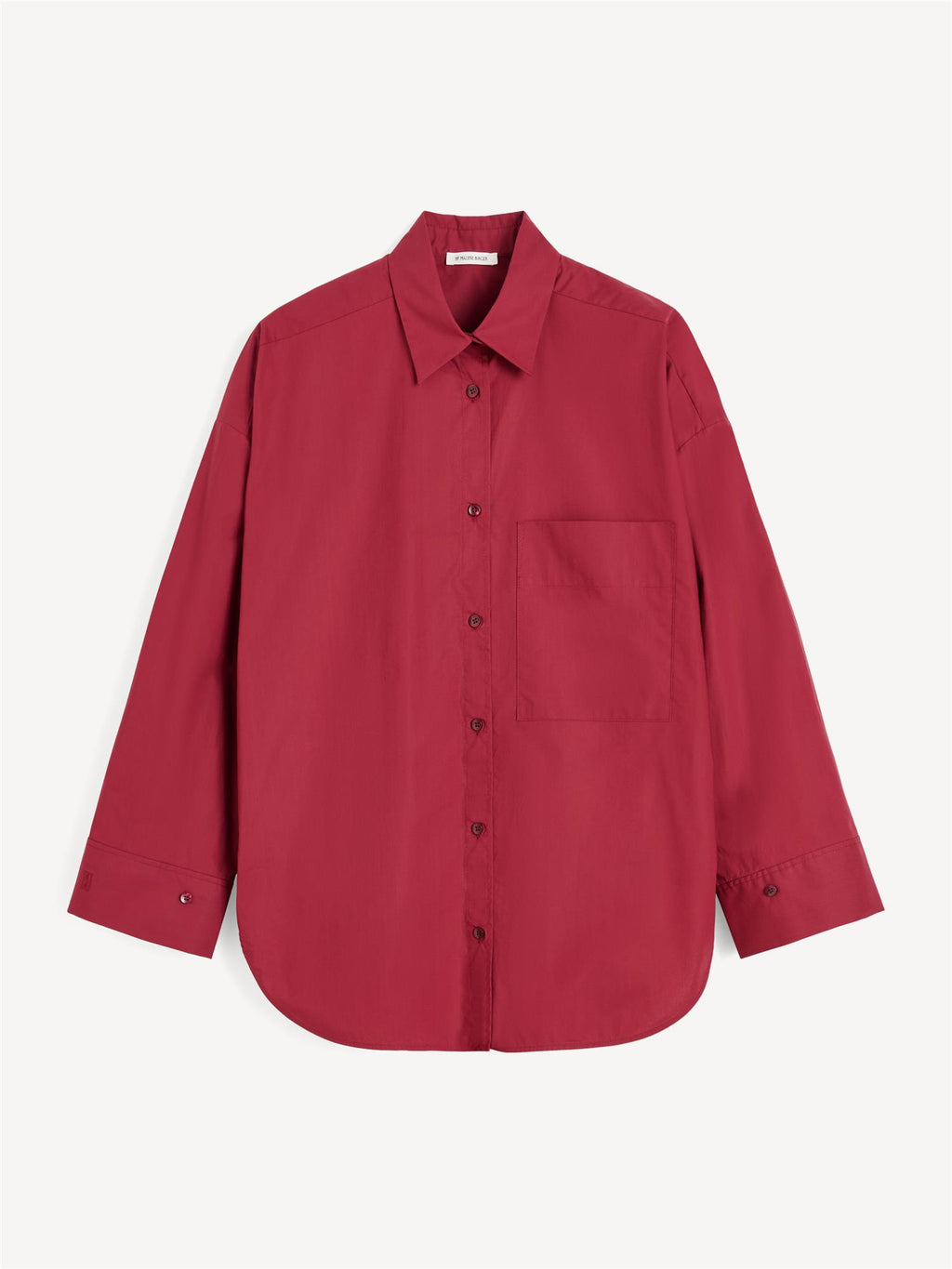 By Malene Birger Derris oversized bomullsskjorte i burgunder med knapper i front og brystlomme.