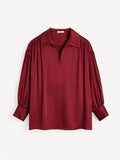 By Malene Birger Leonora oversized satengbluse i burgunder med v-hals og hempe-lukking.