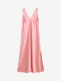 By Malene Birger Levita maxikjole i lys rosa acetat og polyester sateng med v-utrigning foran og bak og feminin passform.