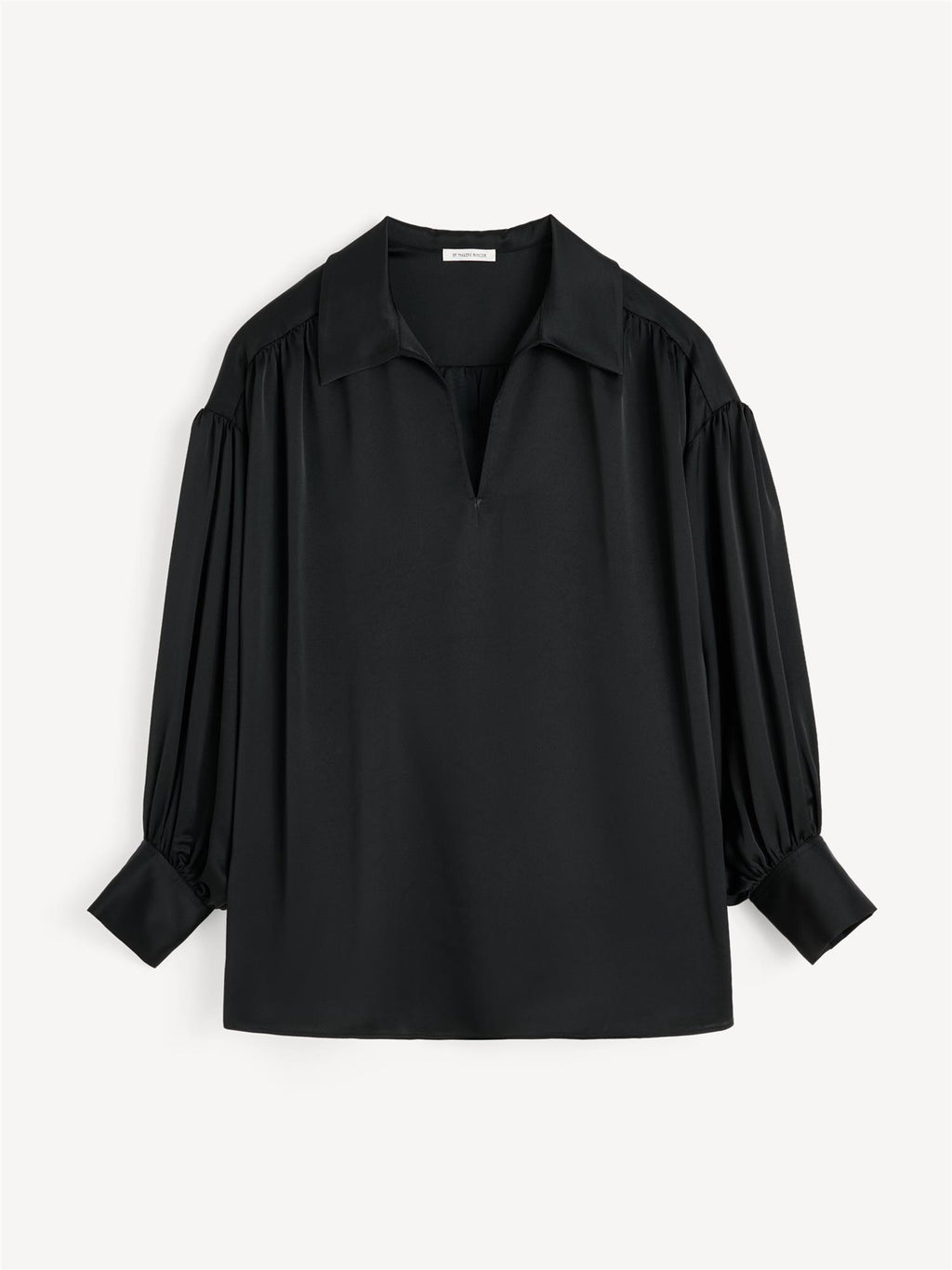 By Malene Birger Leonora oversized satengbluse i sort med v-hals, hempe-lukking og sidelommer, laget av acetat.