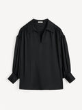 By Malene Birger Leonora oversized satengbluse i sort med v-hals, hempe-lukking og sidelommer, laget av acetat.