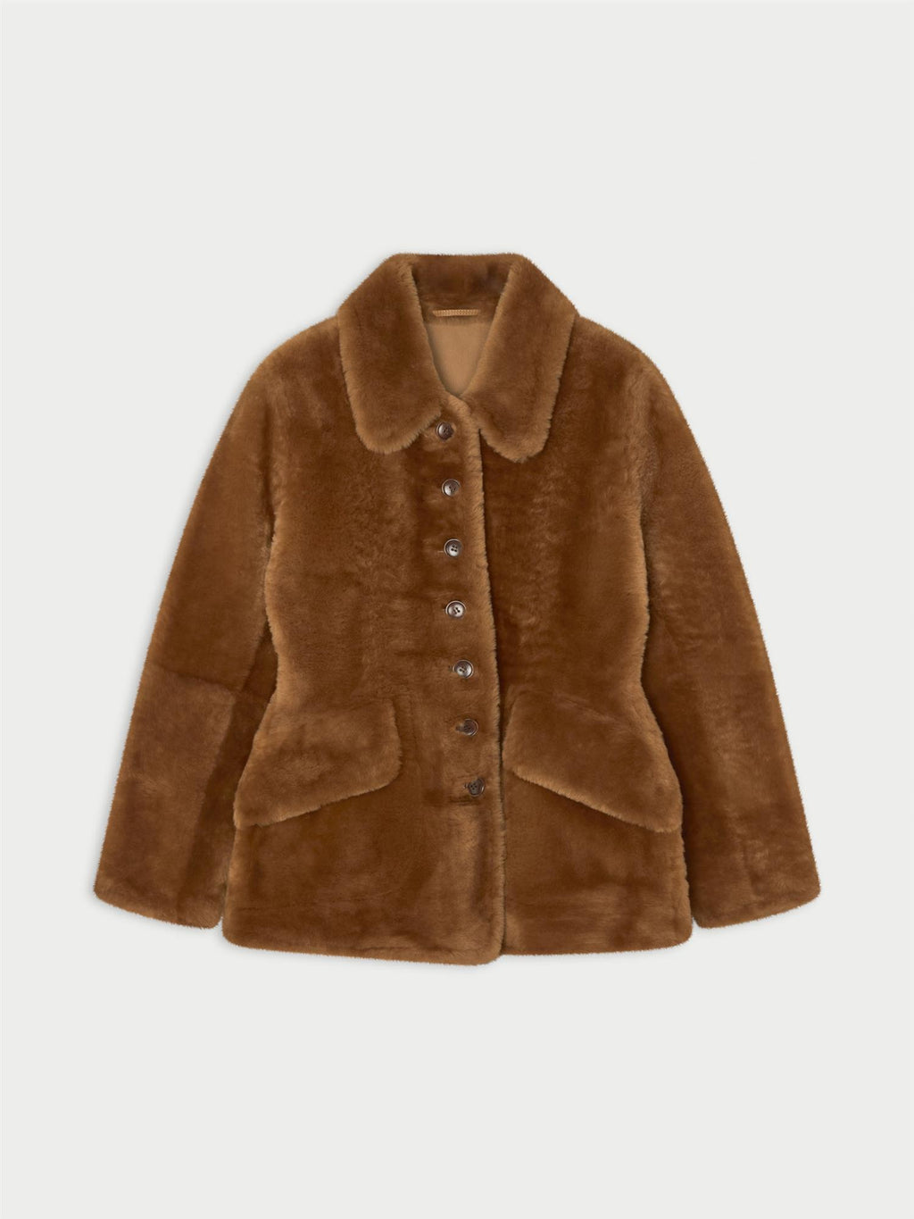 ADELINE shearlingjakke fra By Malene Birger i fargen brun, laget i 100% ekte kalveskinn med naturlig hår.