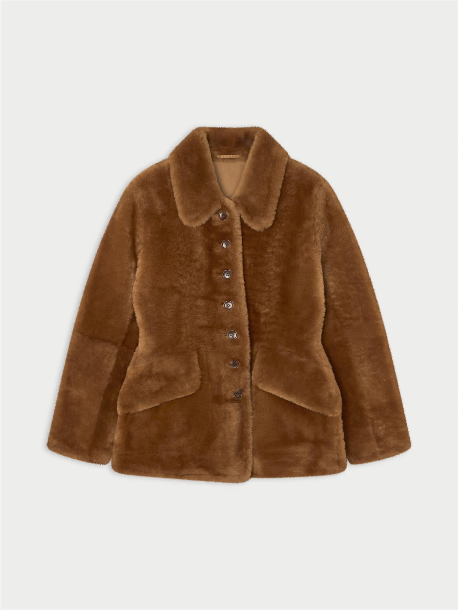ADELINE shearlingjakke fra By Malene Birger i fargen brun, laget i 100% ekte kalveskinn med naturlig hår.