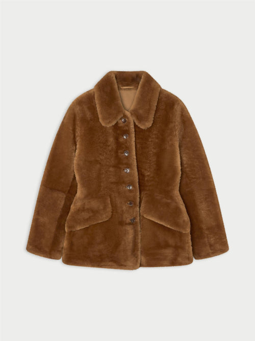 ADELINE shearlingjakke fra By Malene Birger i fargen brun, laget i 100% ekte kalveskinn med naturlig hår.