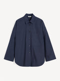 By Malene Birger Derris oversized bomullsskjorte i mørkeblå med knapper i front og brystlomme.