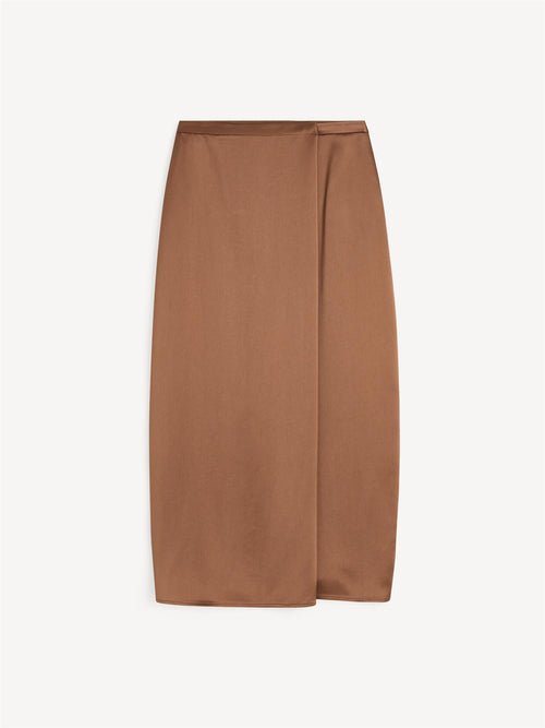 By Malene Birger Pacia sateng omslagsskjørt i brun med splitt i front og knappelukking i siden.