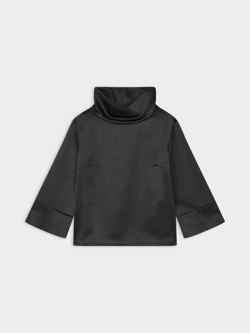 VICA bluse fra By Malene Birger i fargen sort, laget i 85% acetat og 15% polyester sateng. Vid, løs hals og cropped ermelengde.