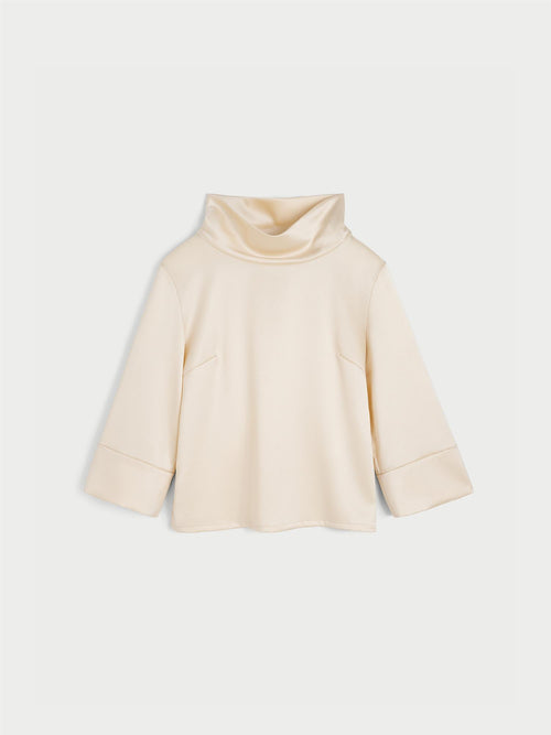 VICA bluse fra By Malene Birger i fargen kremfarget, laget i 85% acetat og 15% polyester sateng. Vid, løs hals og cropped ermelengde.