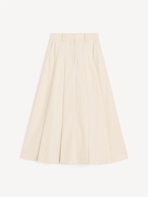 By Malene Birger Edena skjørt i hvit, laget av resirkulert polyester og ECOVERO viskose med lett stretch.
