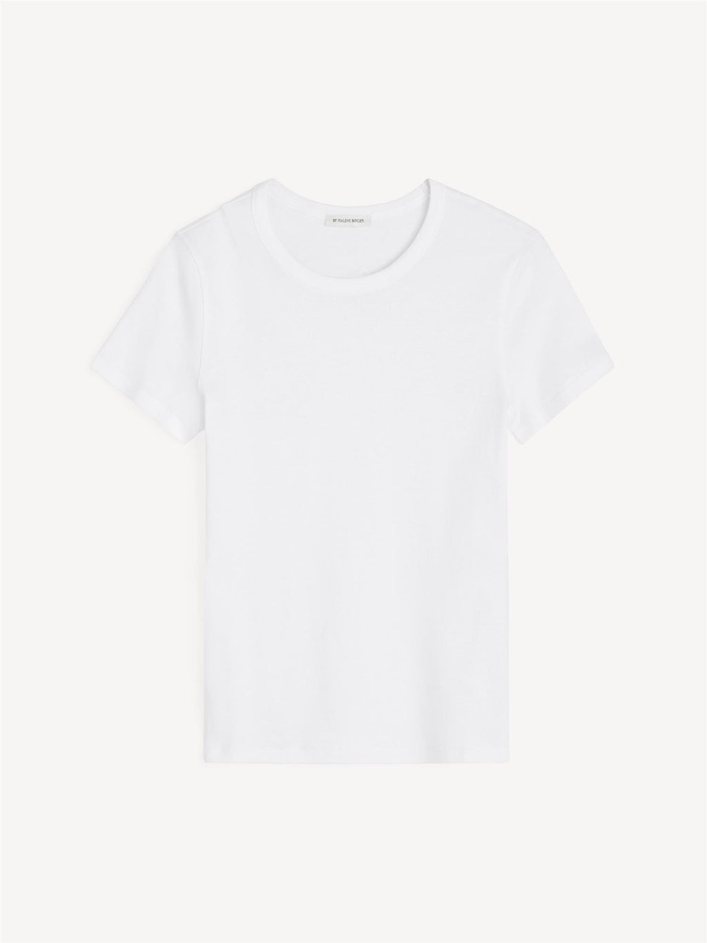 Hvit t-skjorte i organisk bomull, smal passform, rund hals, korte ermer, brodert monogram