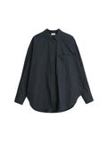 By Malene Birger Derris bomullsskjorte i sort, med en oversized passform og brystlomme, laget av 100% organisk bomull.