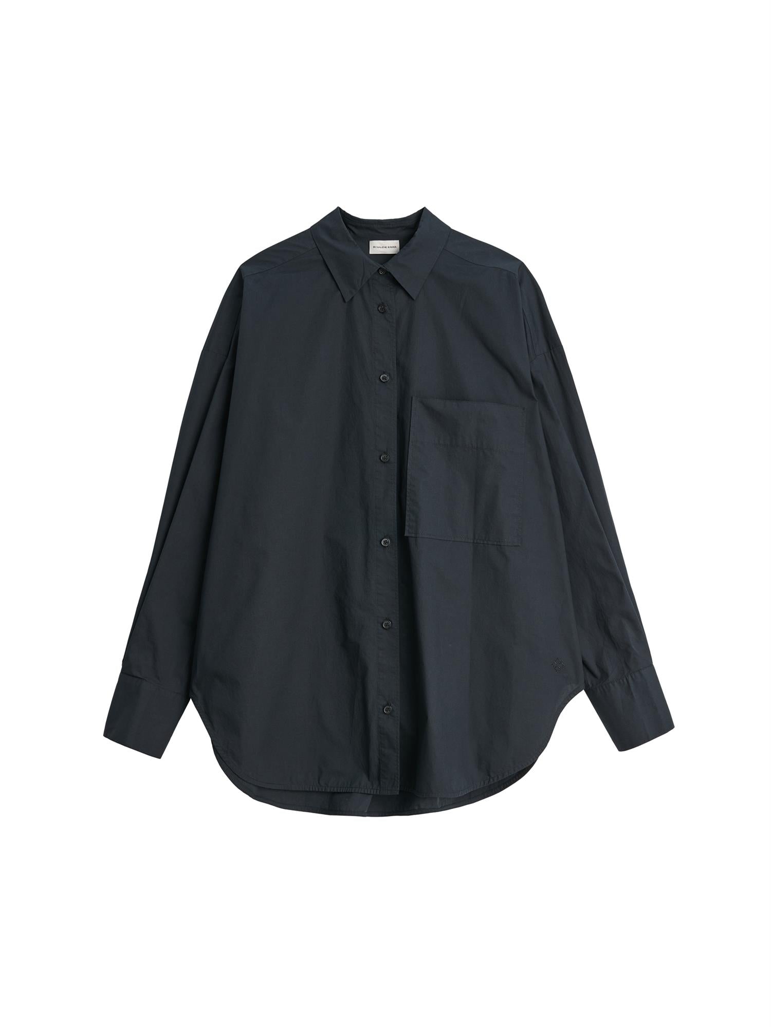 By Malene Birger Derris bomullsskjorte i sort, med en oversized passform og brystlomme, laget av 100% organisk bomull.