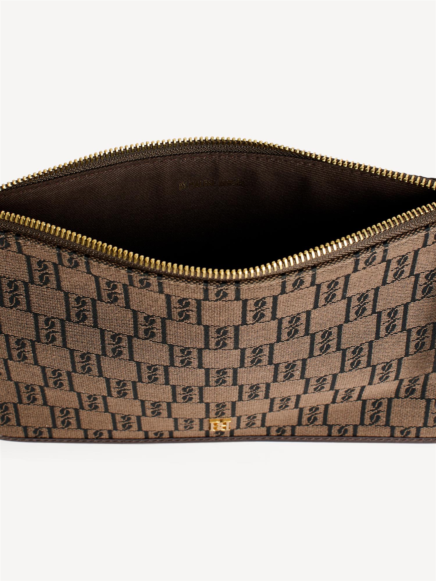 CARA PURSE Veske med monogram print.