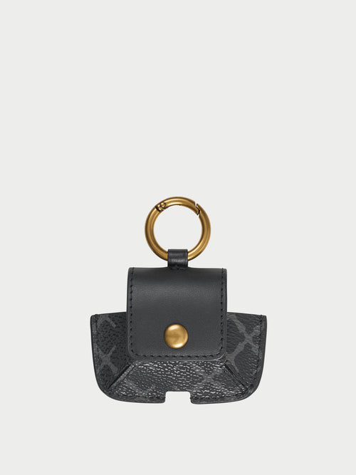 ADA AirPod-etui fra By Malene Birger i fargen grå, laget i polyvinylklorid med Signature Flower-print. Passer AirPods 2., 3. og 4. generasjon.