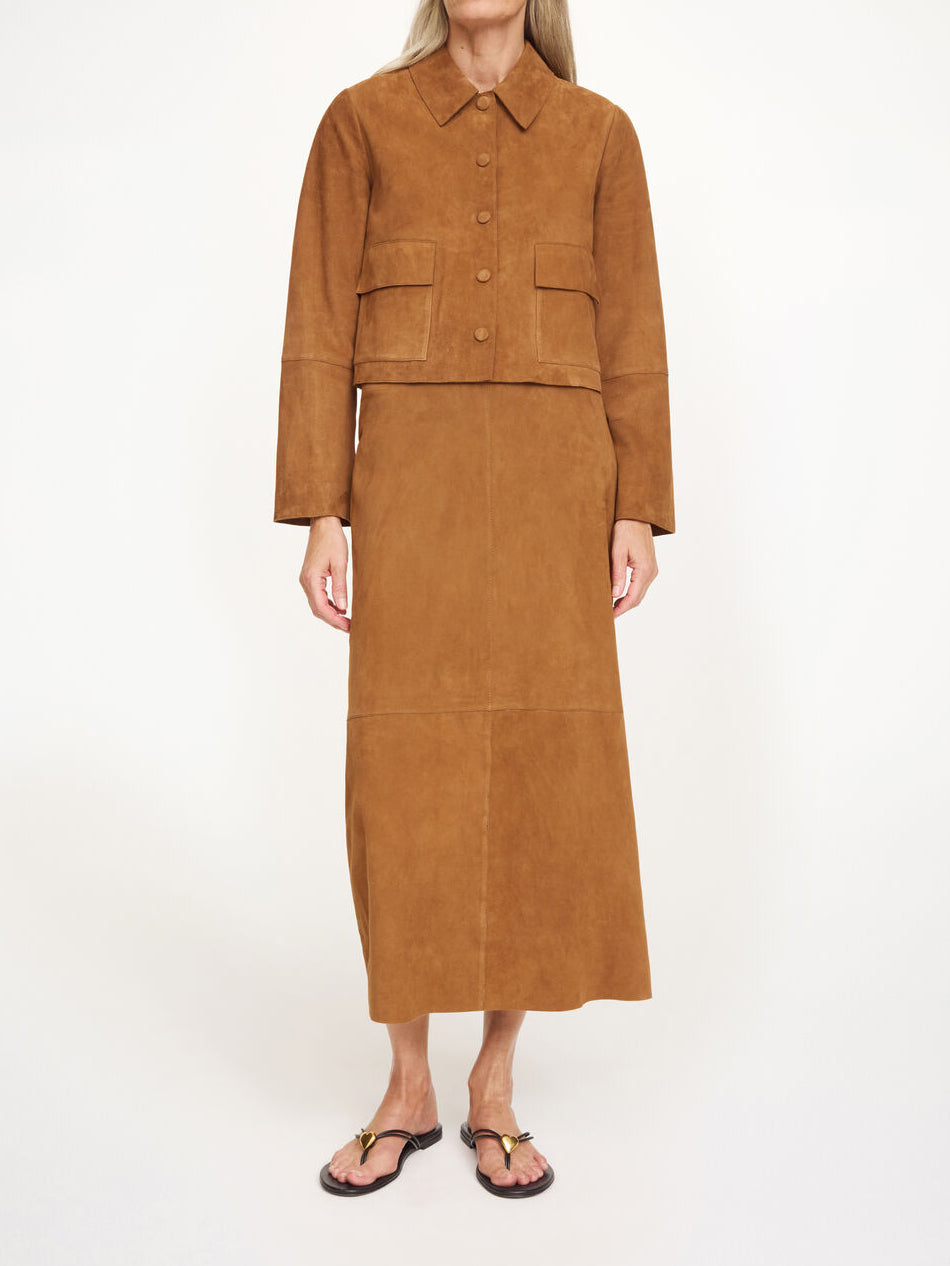 Brun kort jakke i semsket skinn, feminint cropped snitt, myk semsket kvalitet