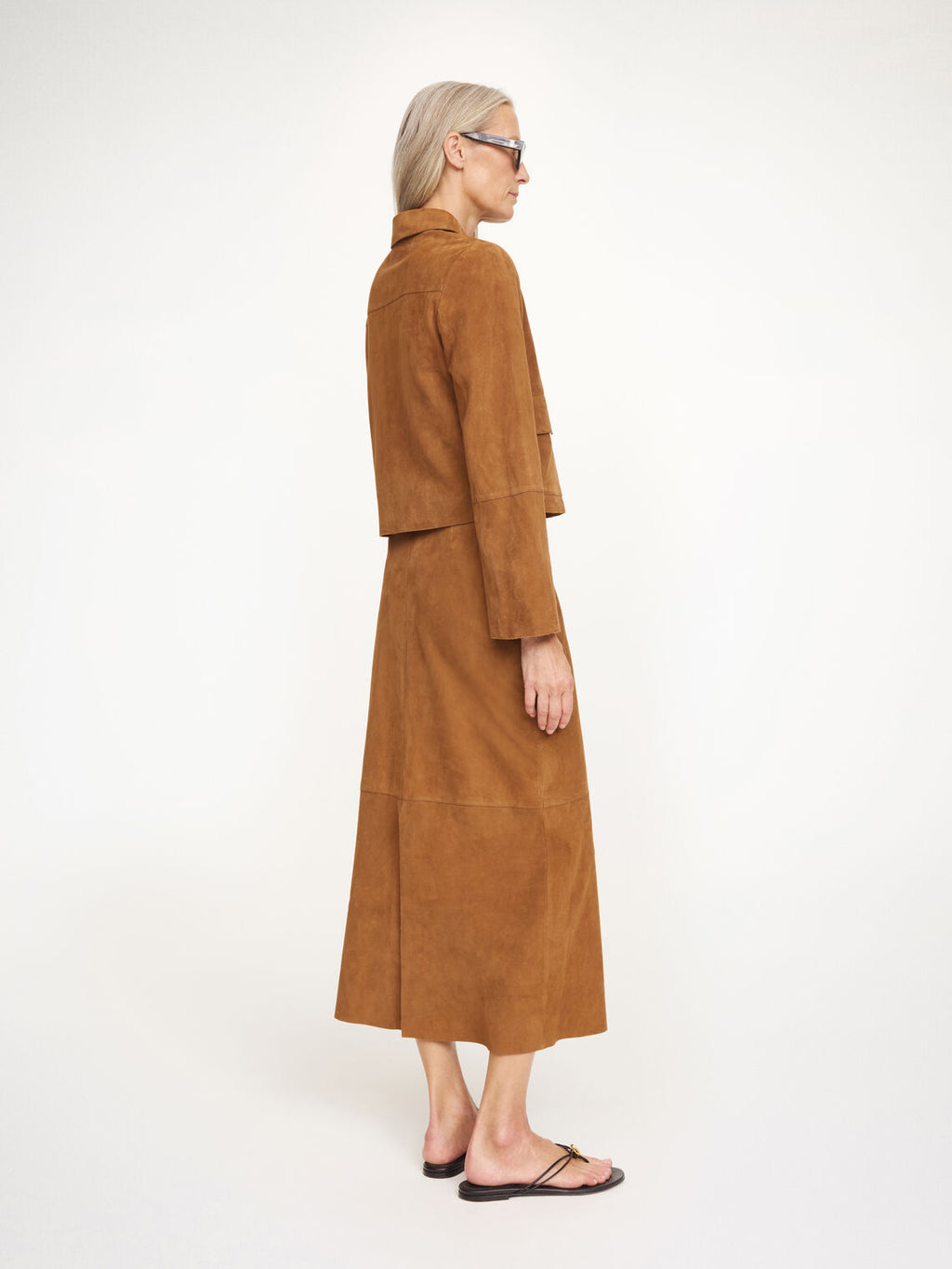 Brun kort jakke i semsket skinn, feminint cropped snitt, myk semsket kvalitet