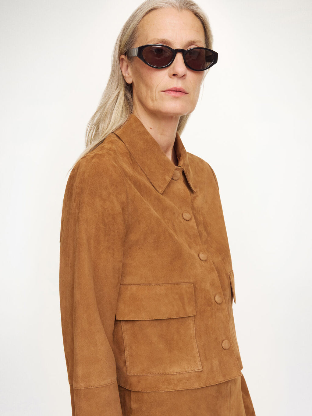 Brun kort jakke i semsket skinn, feminint cropped snitt, myk semsket kvalitet