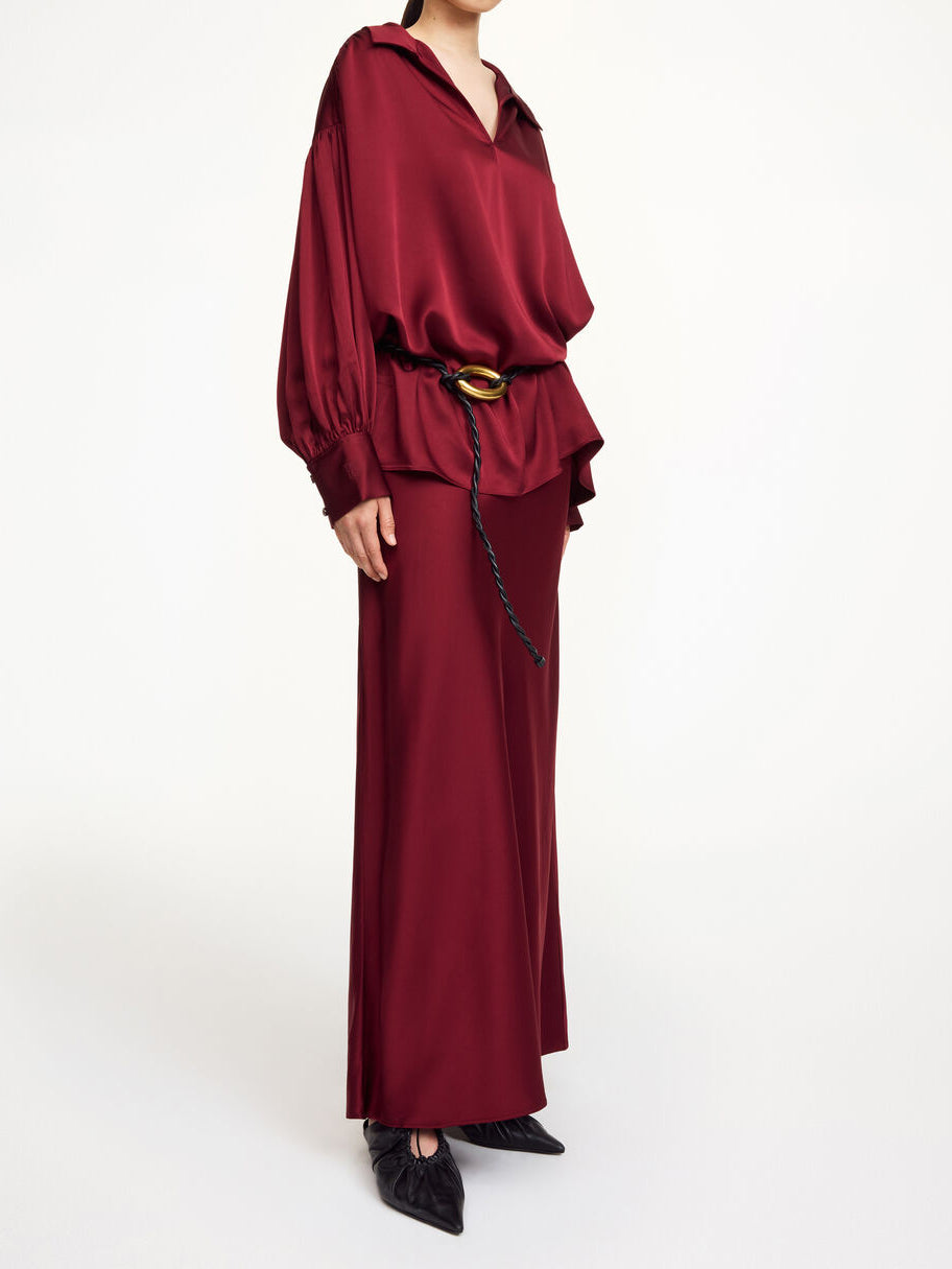 By Malene Birger Barbara burgunder satengskjørt med elegant asymmetrisk fall, midi-lengde.
