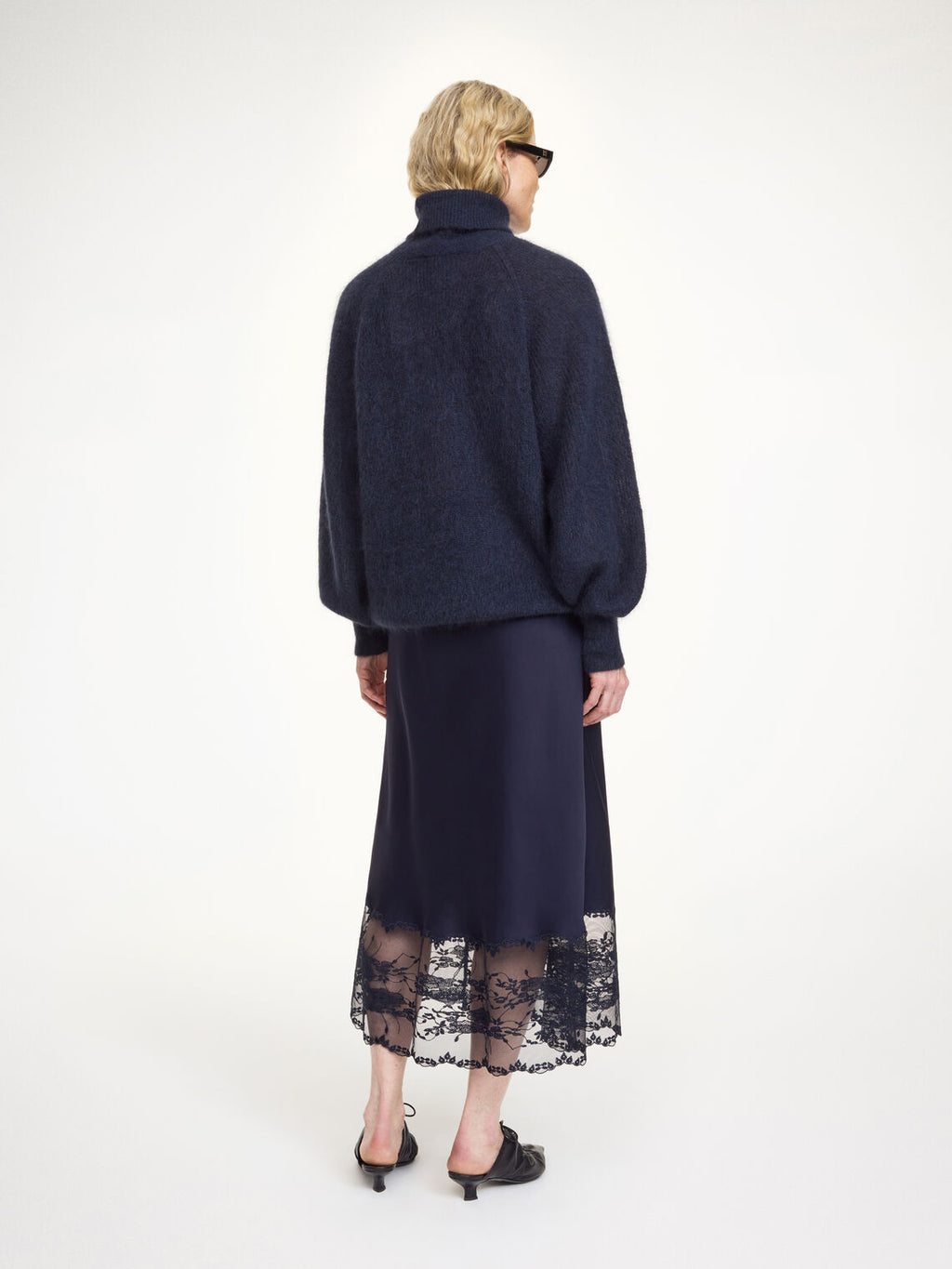 By Malene Birger Blake mørkeblå satengskjørt, baksidedetalj med strikk i livet og blondekant.