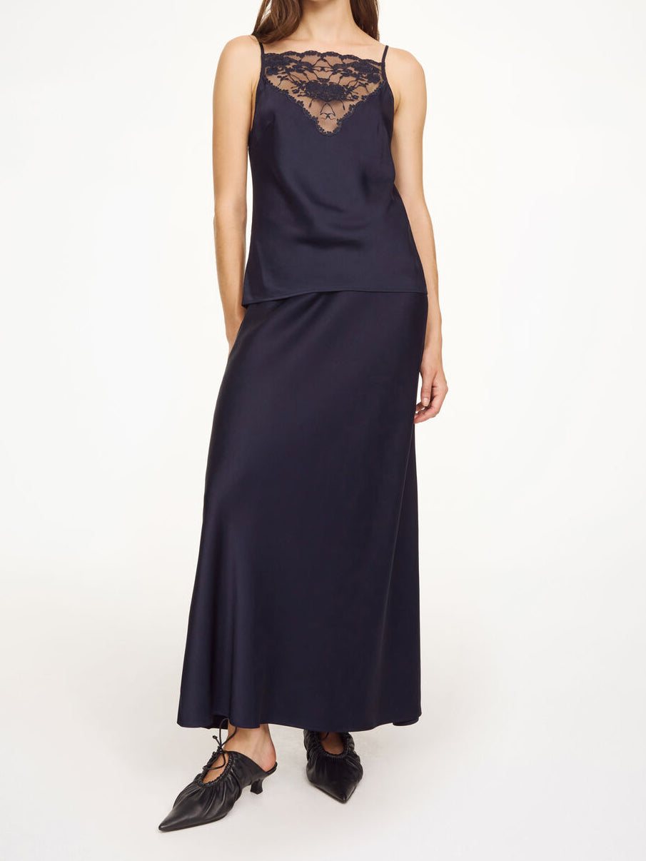 By Malene Birger Boshan mørkeblå satengskjørt med elegant asymmetrisk fall og naturlig stretch.