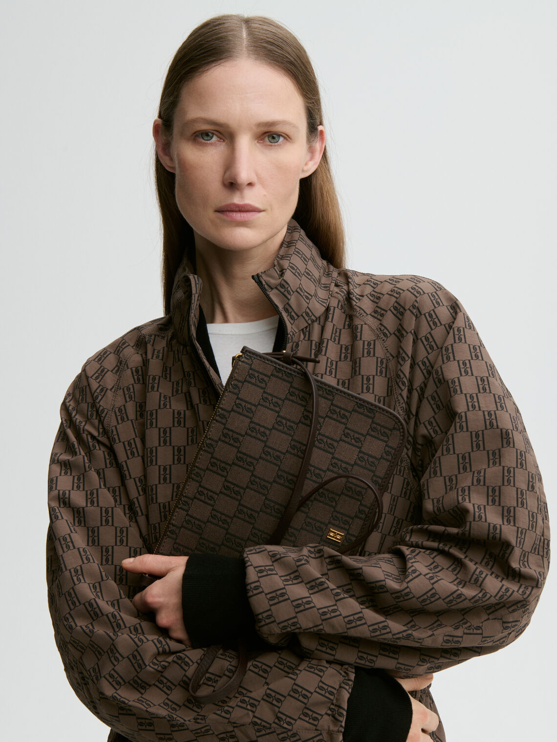 CARA PURSE Veske med monogram print.