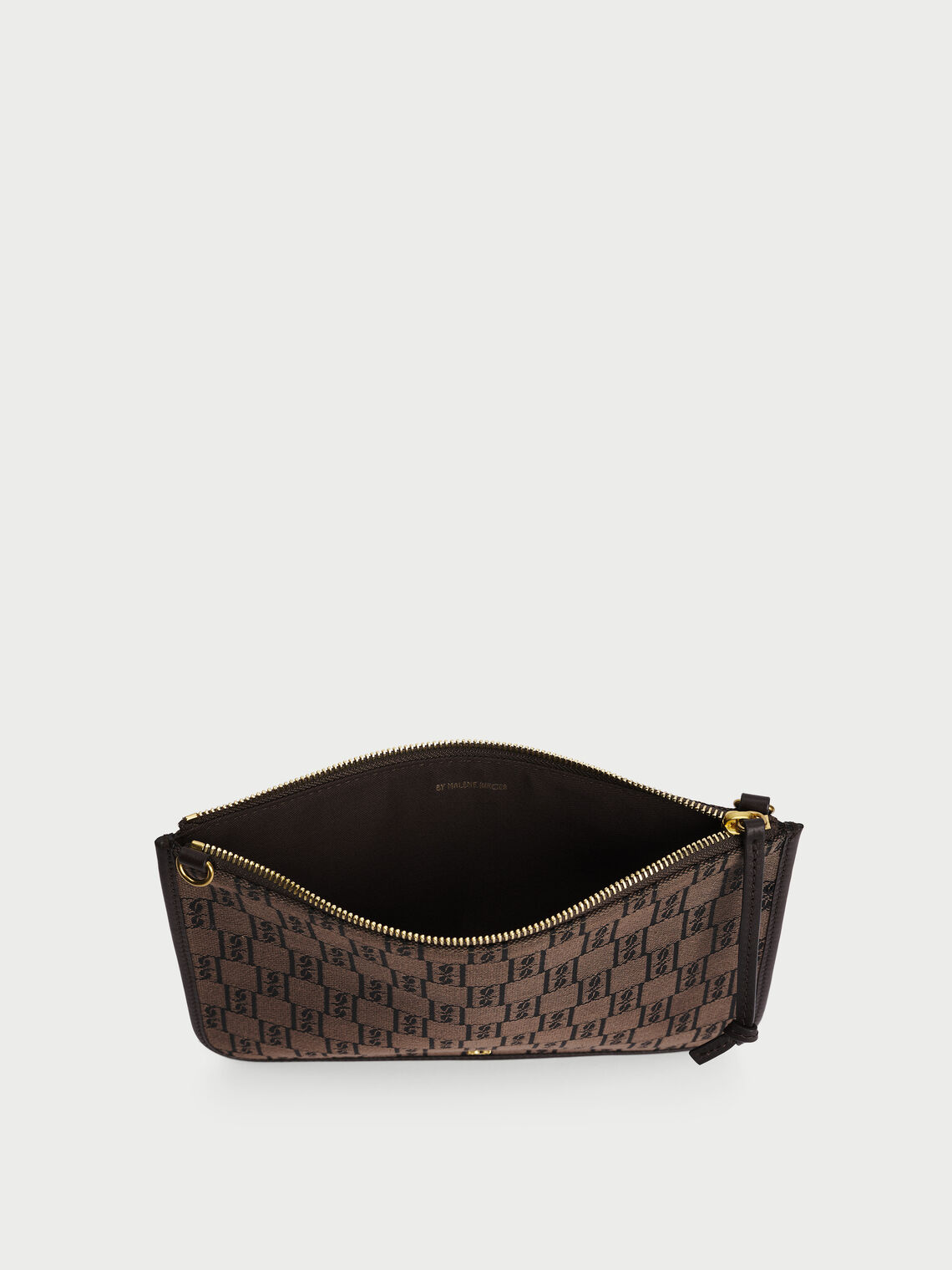 CARA PURSE Veske med monogram print.