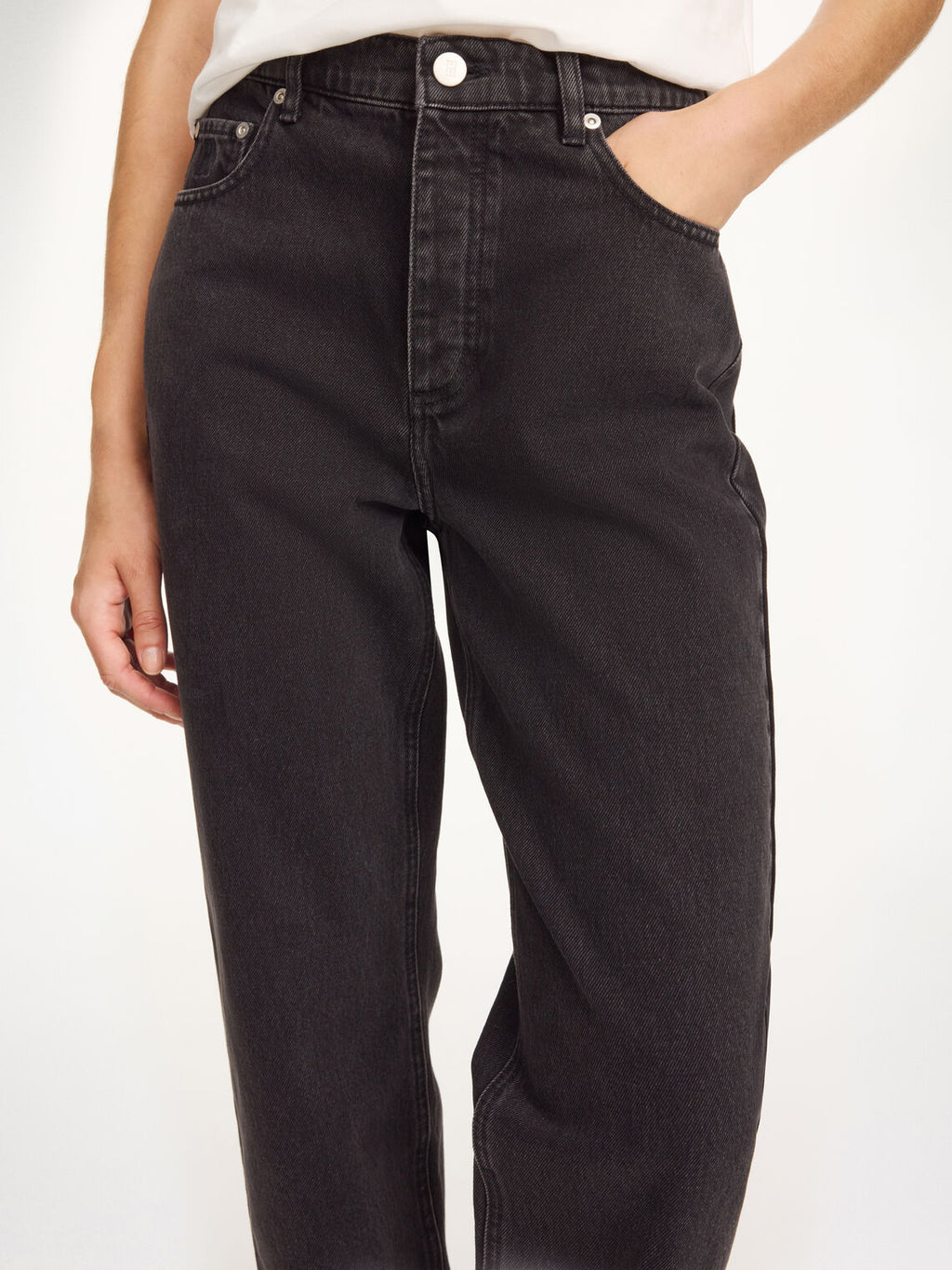 Chicago jeans i sort denim, mellomhøyt liv, rette ben og klassisk fem-lomme design.