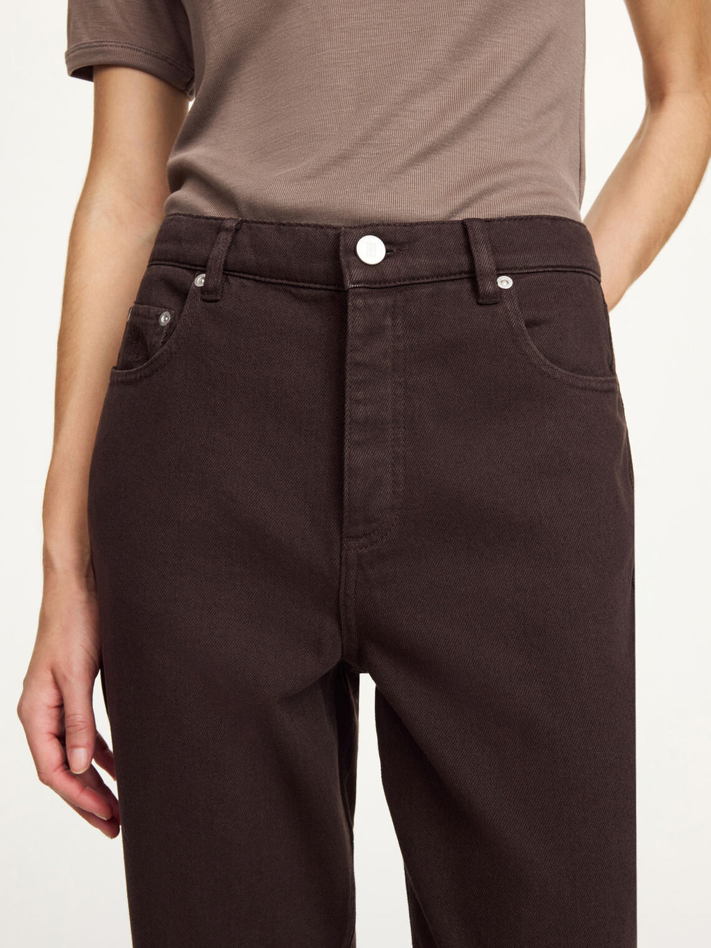 Chicago jeans i mørkebrun denim, mellomhøyt liv, rette ben og klassisk fem-lomme design.