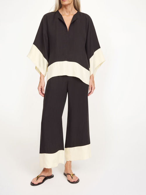 CICIE Cupro bluse sort med kremhvit kant