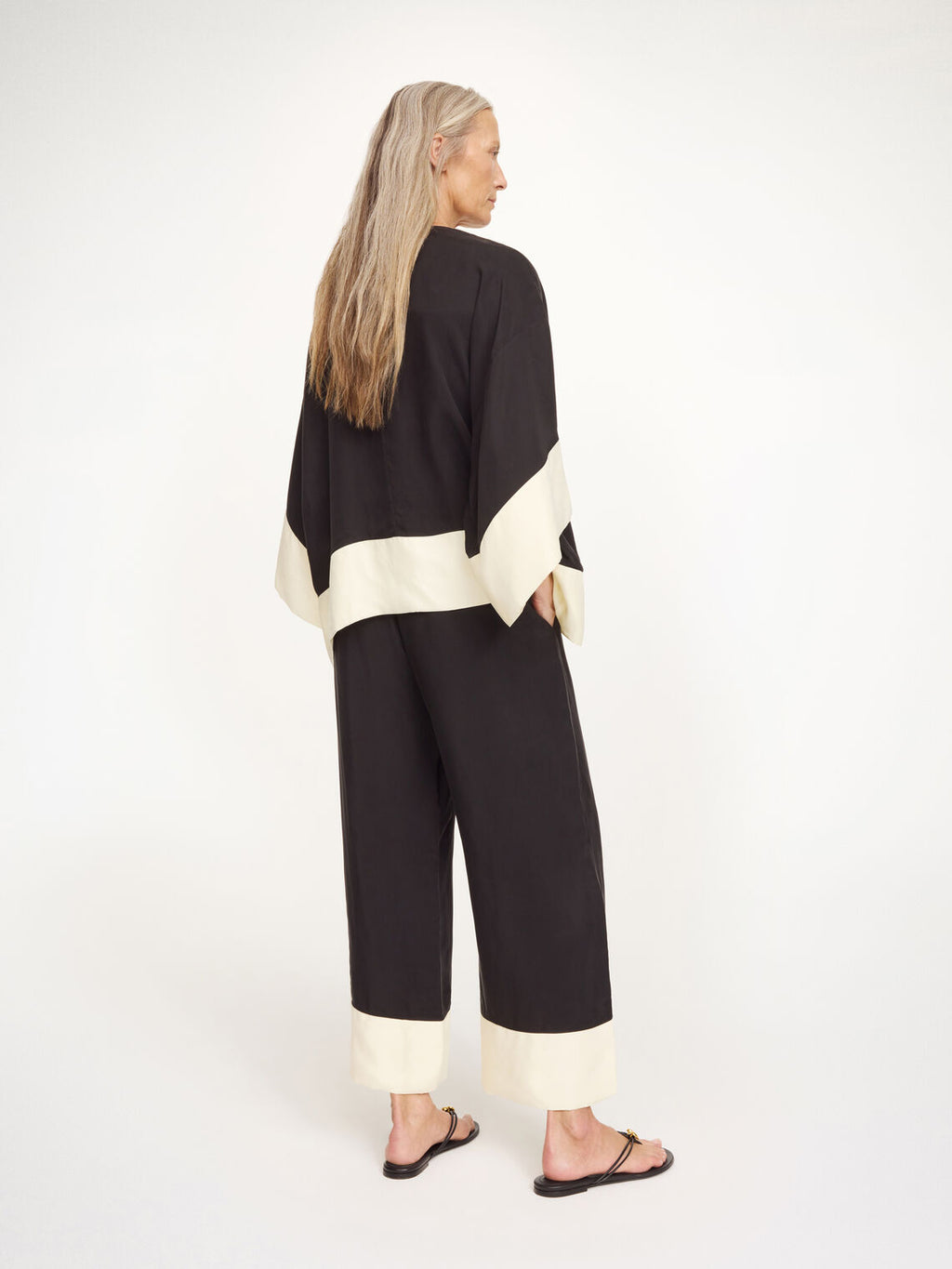CICIE Cupro bluse sort med kremhvit kant