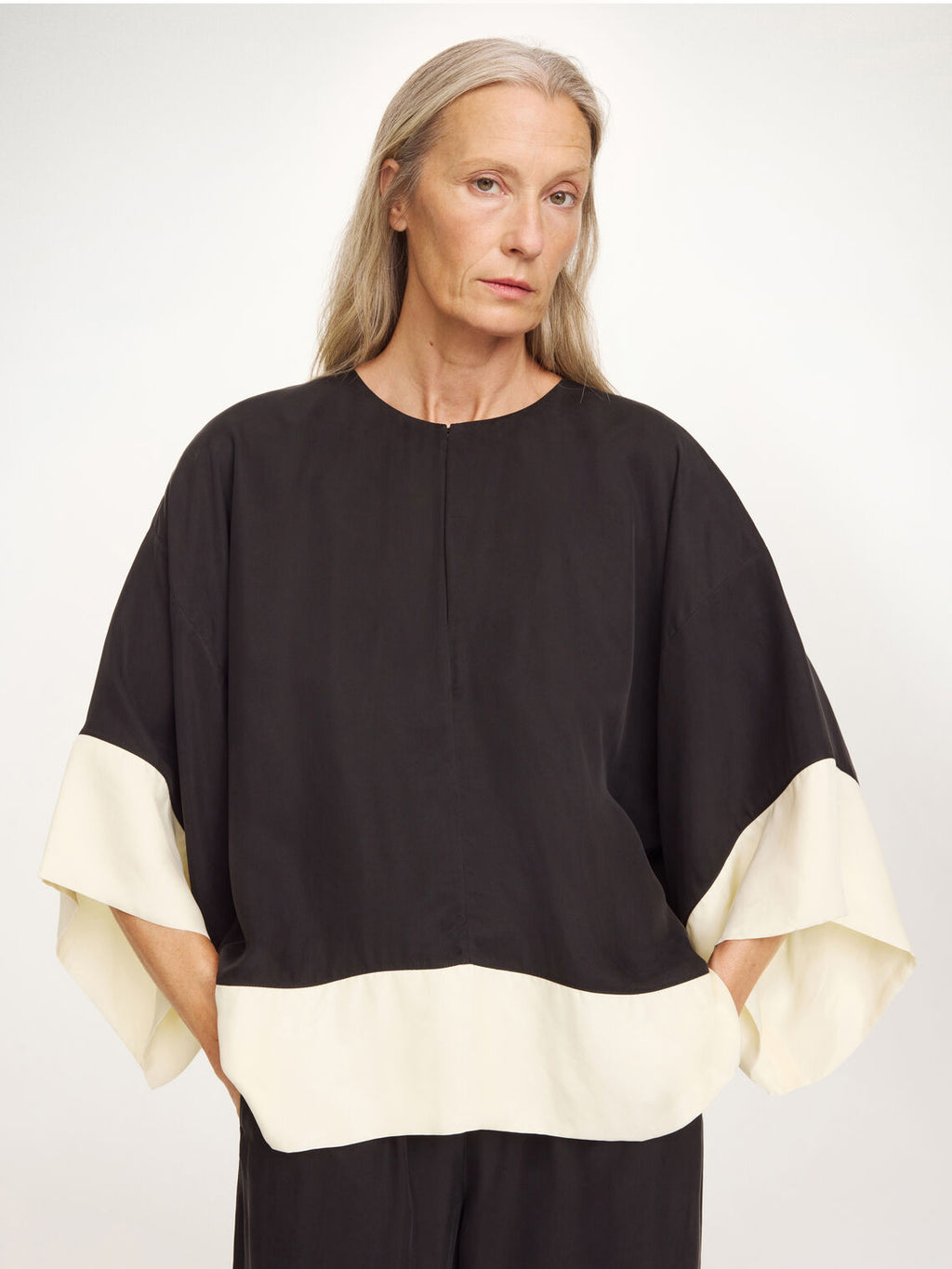 CICIE Cupro bluse sort med kremhvit kant