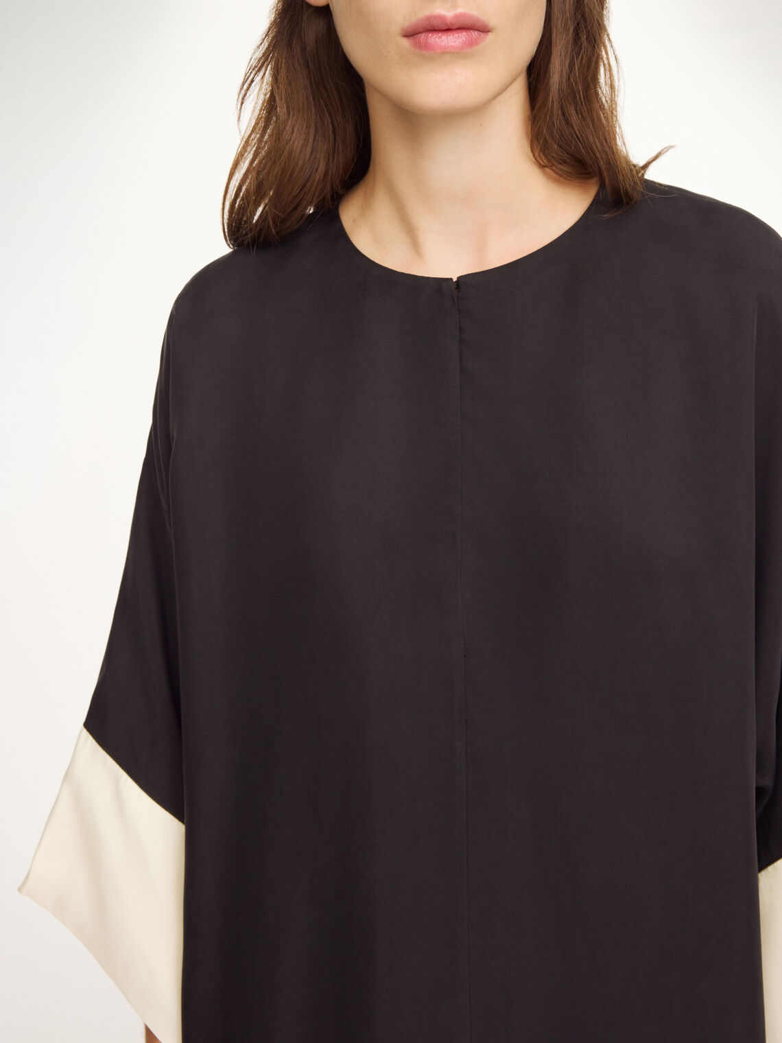 CIME Cupro kjole sort med kremhvit kant