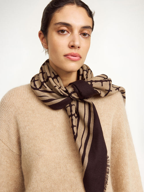CORNELIS skjerf fra By Malene Birger i fargene mørkebrun og beige, laget i 100% ull med Signature Flower-print og frynser.