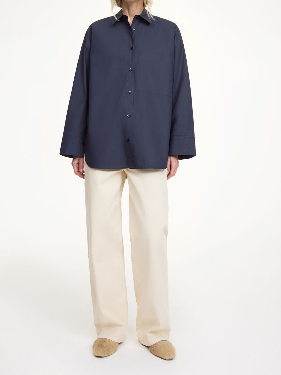 By Malene Birger Derris oversized bomullsskjorte i mørkeblå med knapper i front og brystlomme.