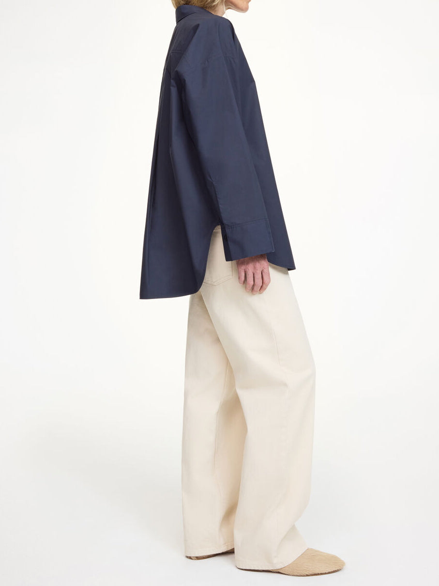 By Malene Birger Derris oversized bomullsskjorte i mørkeblå, baksidedetalj med legg i ryggen.