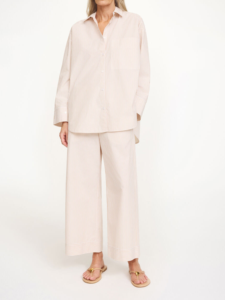 By Malene Birger Derris oversized beige skjorte, knapper i front og stor brystlomme.