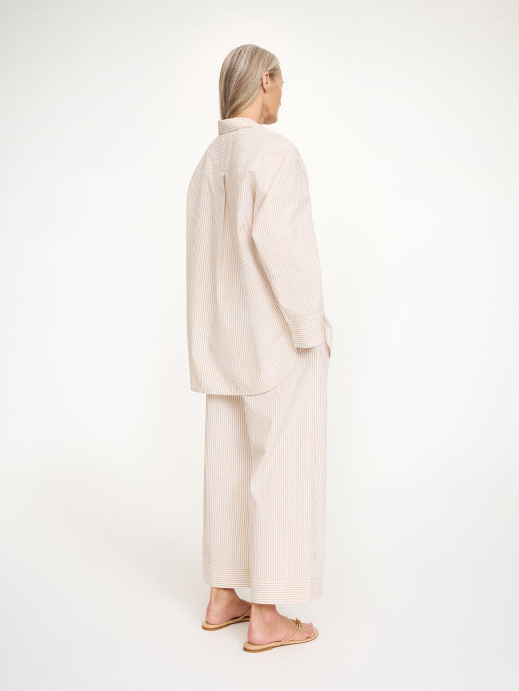 By Malene Birger Derris oversized beige bomullsskjorte, baksidedetalj med legg.