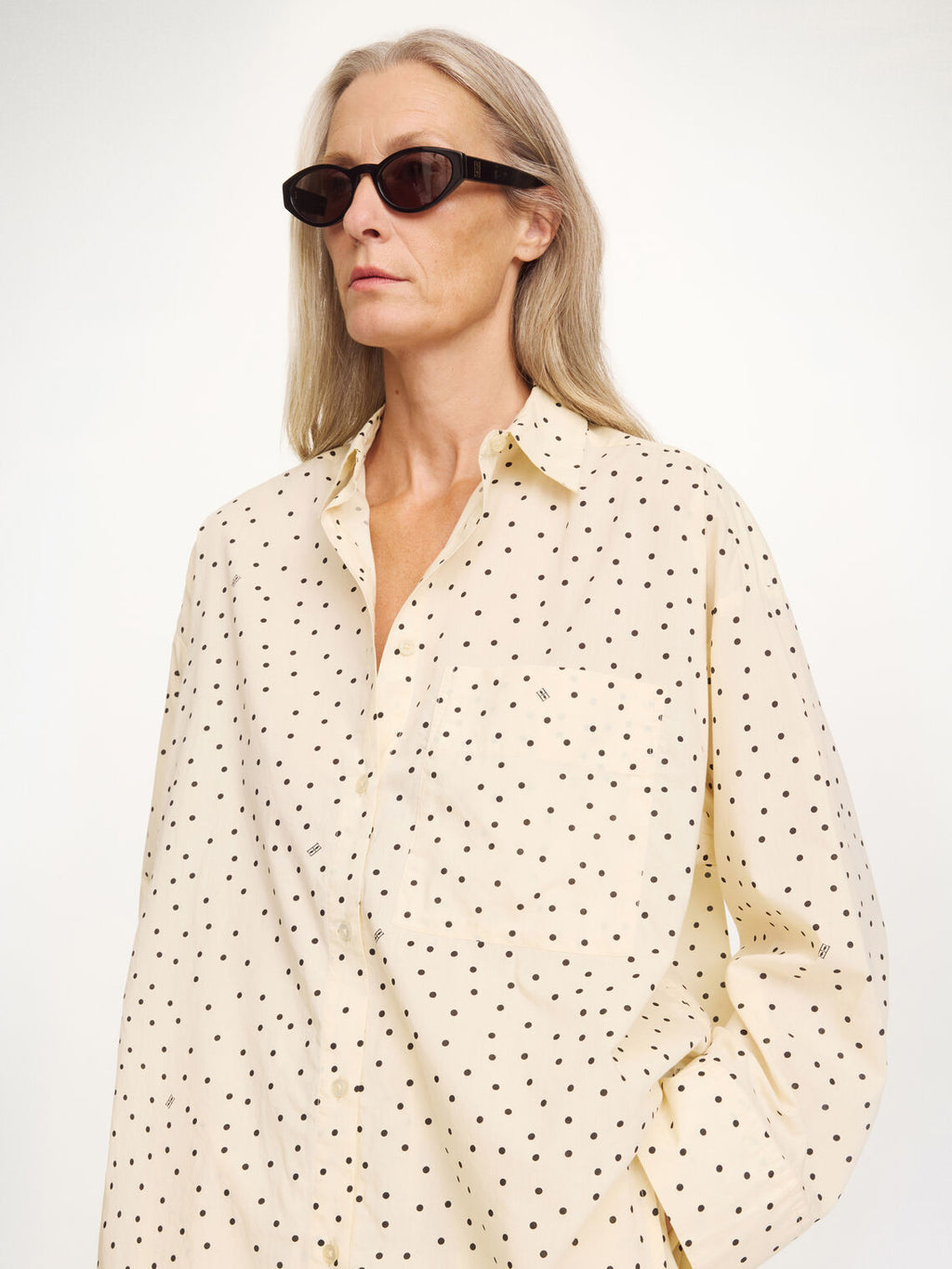By Malene Birger Derris Voile tynn polkadot-skjorte, detalj av mønster og knapperekke.