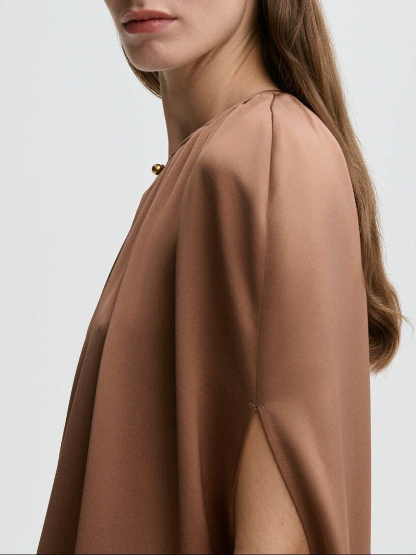 DALLIE Lang Satin cape Brun