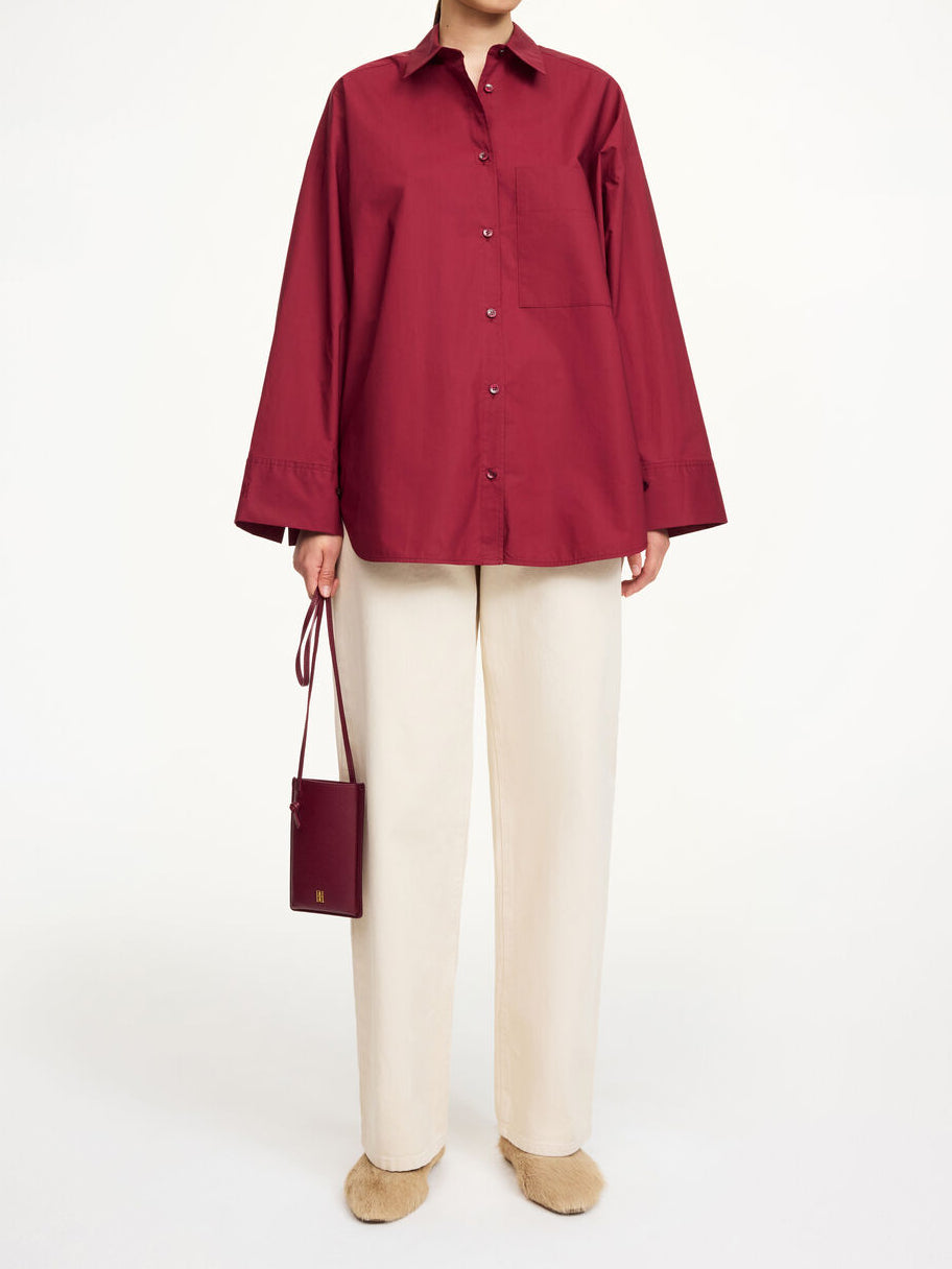 By Malene Birger Derris oversized bomullsskjorte i burgunder, knapper i front og stor brystlomme.