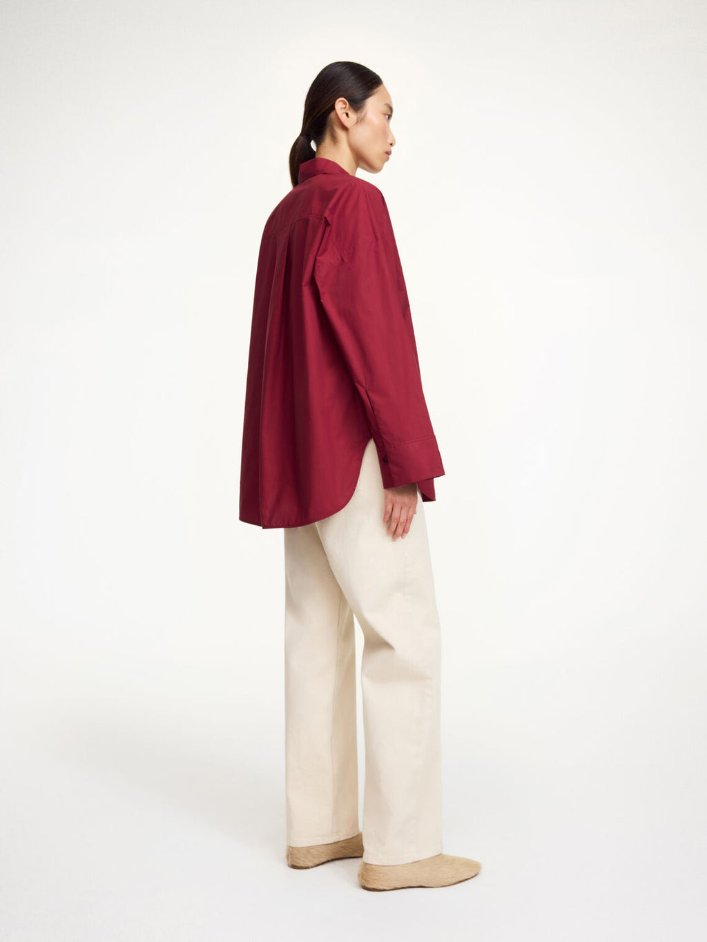 By Malene Birger Derris oversized burgunder skjorte, baksidedetalj med legg i ryggen.