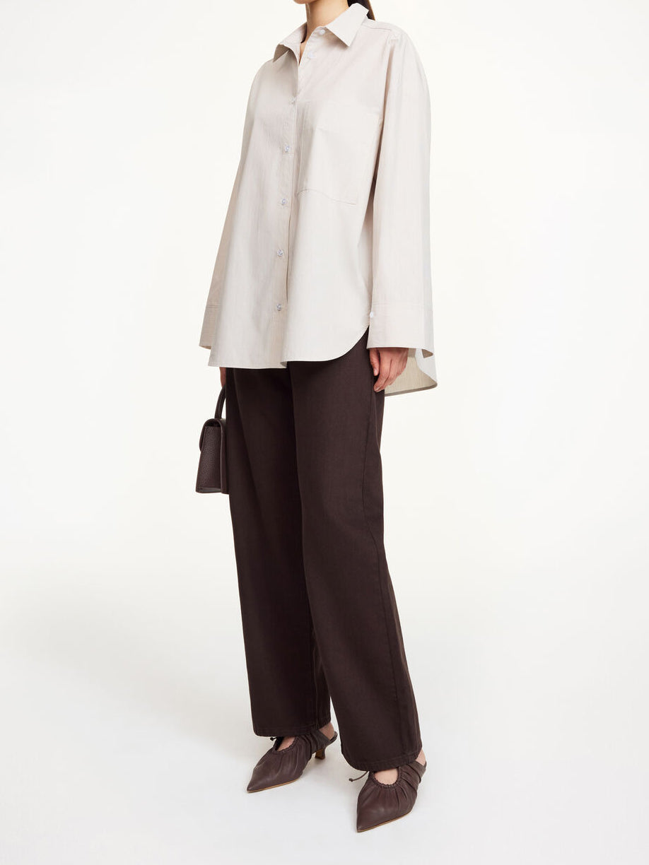By Malene Birger Derris oversized beige skjorte, knapper i front og stor brystlomme.