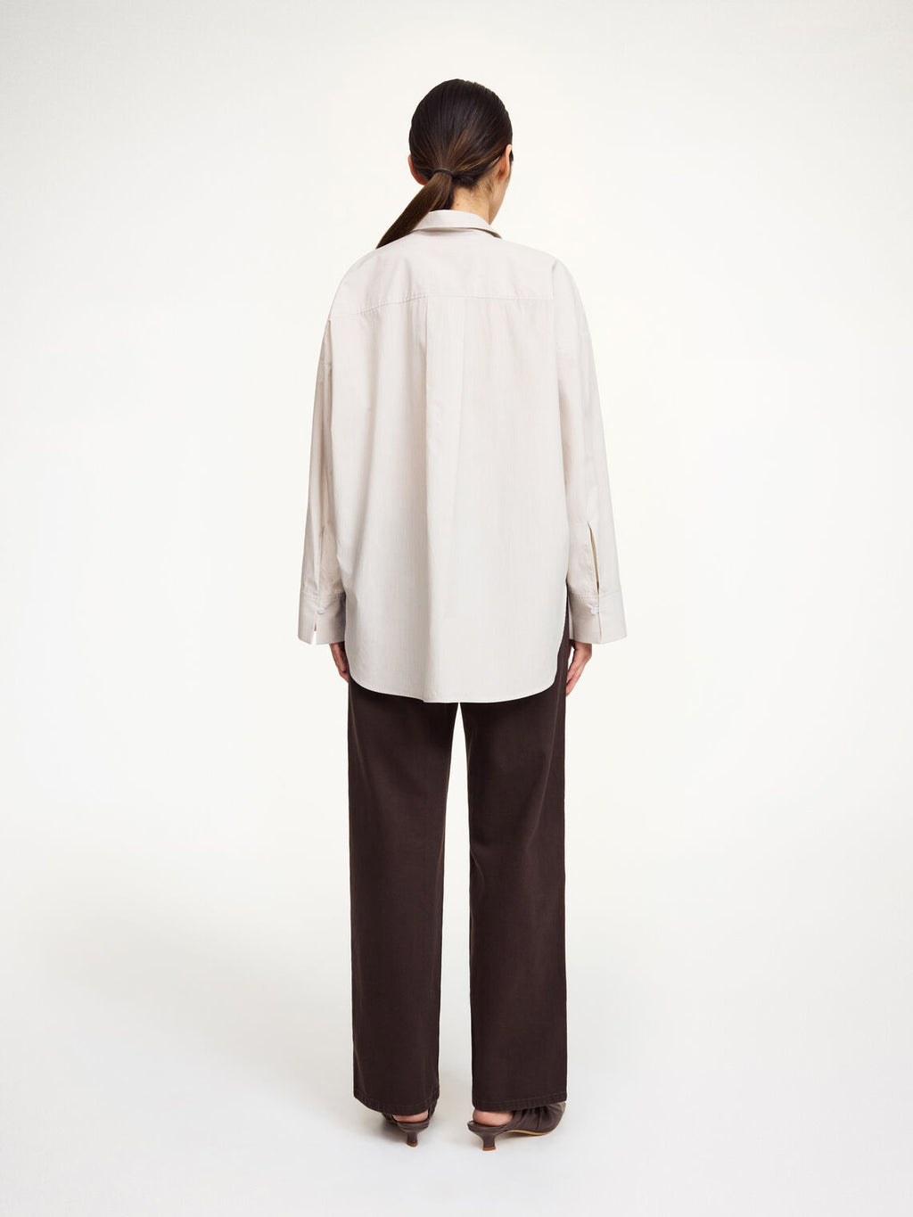 By Malene Birger Derris oversized beige skjorte, baksidedetalj med legg i ryggen.