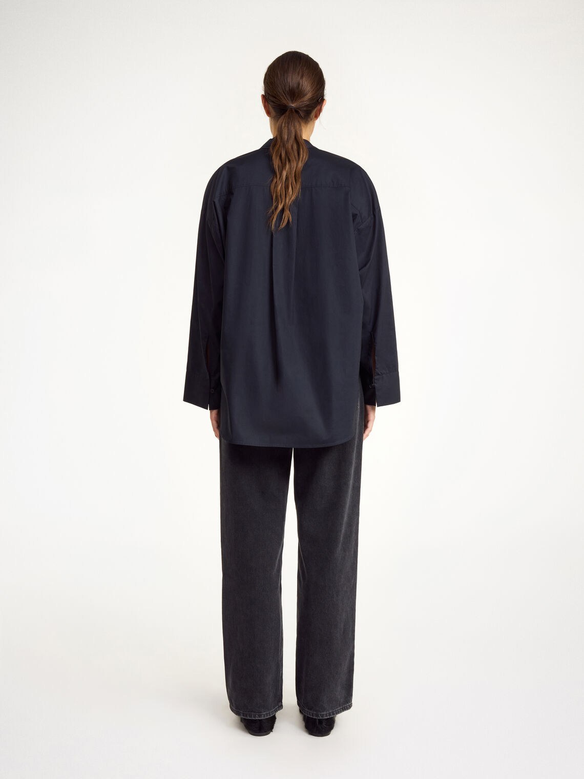 By Malene Birger Derris bomullsskjorte i sort, med en oversized passform og brystlomme, laget av 100% organisk bomull.