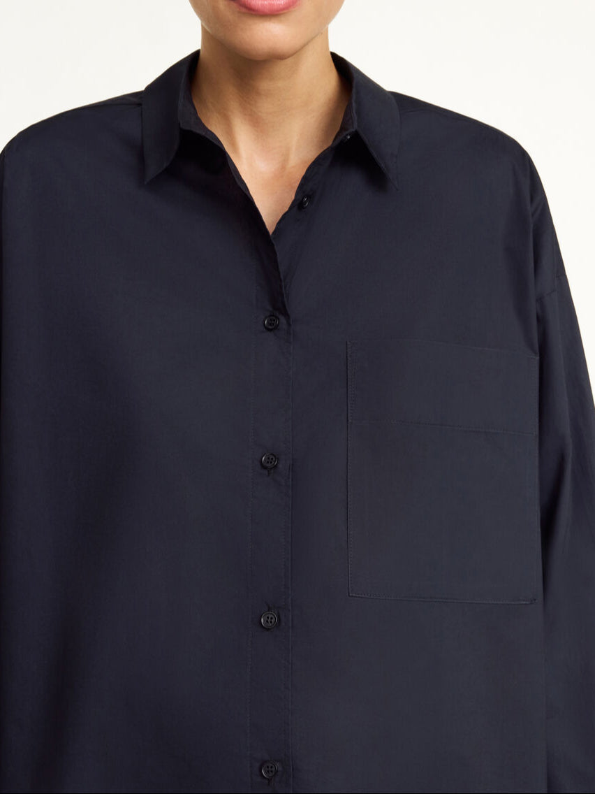 By Malene Birger Derris bomullsskjorte i sort, med en oversized passform og brystlomme, laget av 100% organisk bomull.