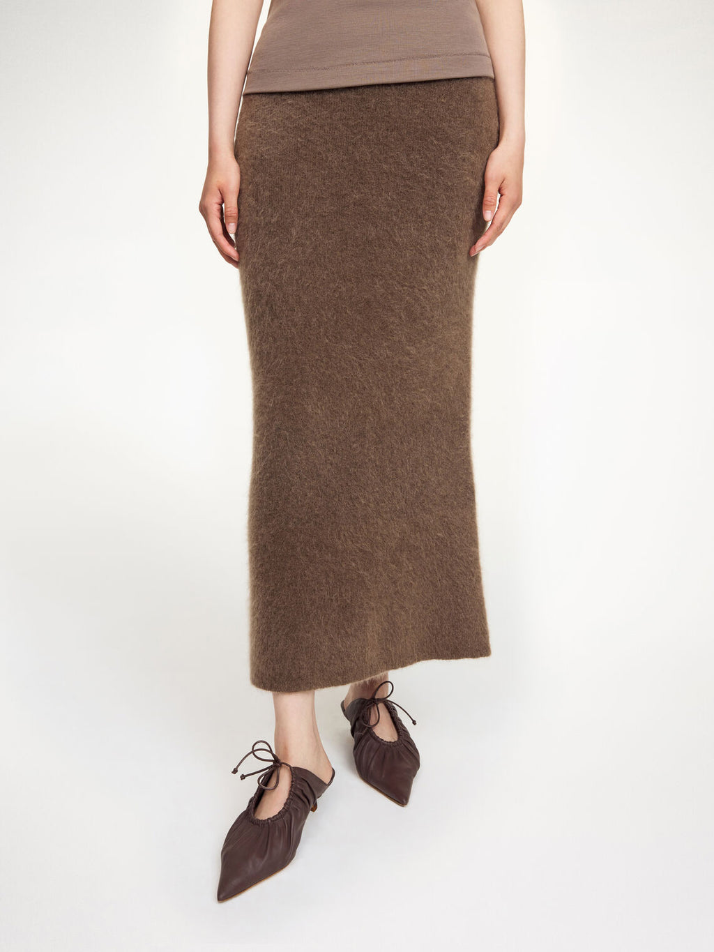 By Malene Birger Estille brun mohairskjørt, detalj av strikket materialkvalitet og rett snitt.