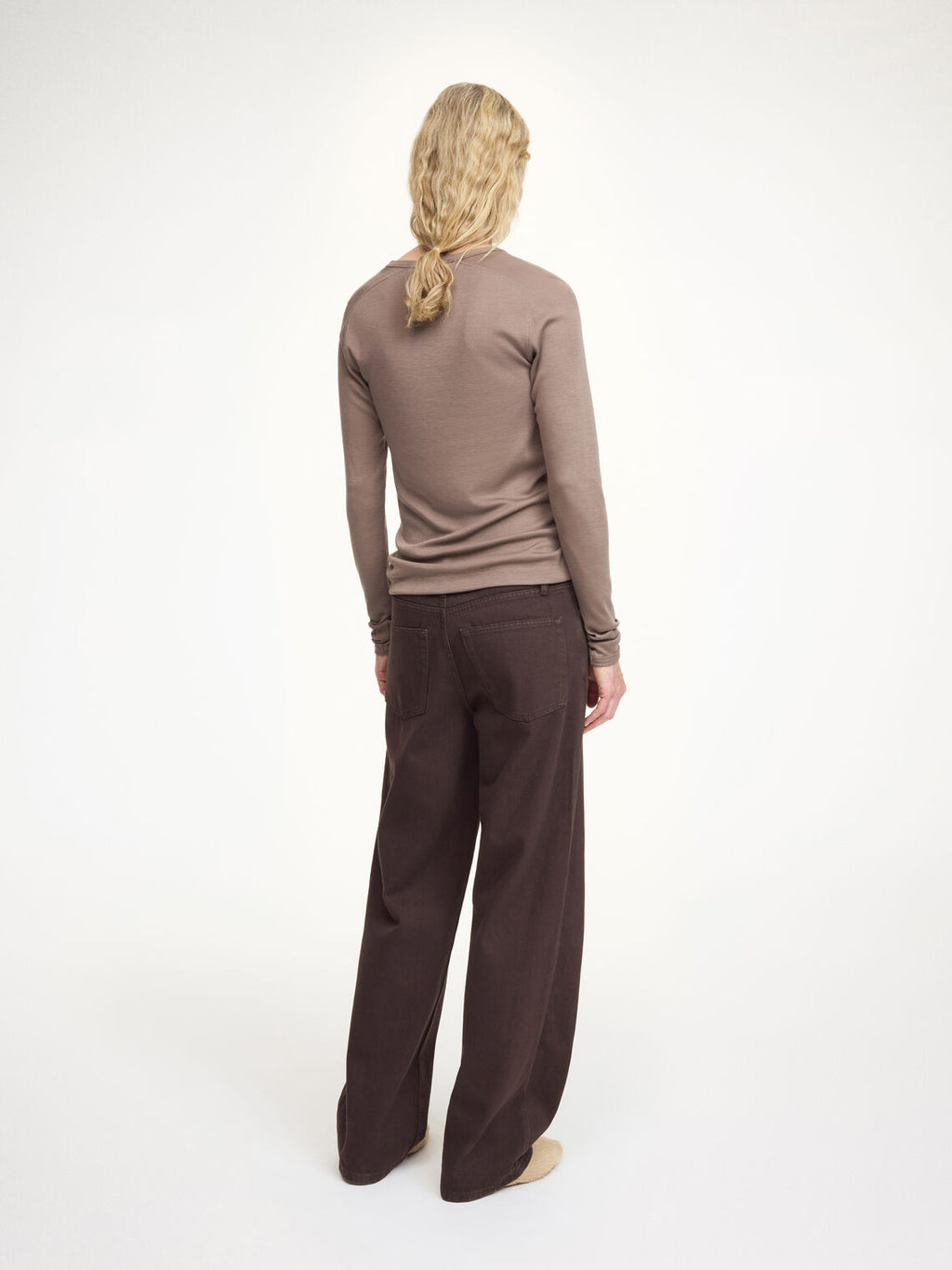 Brun lyocellgenser med rund hals og avslappet passform – By Malene Birger