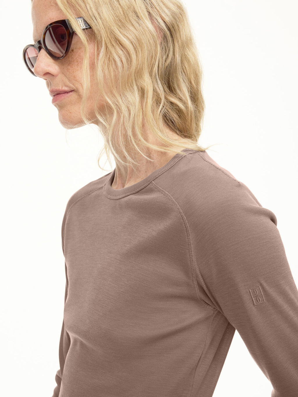 Brun lyocellgenser med rund hals og avslappet passform – By Malene Birger