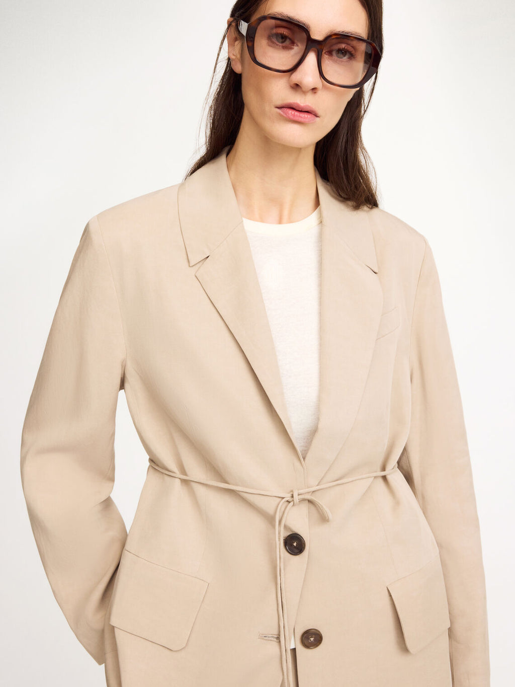By Malene Birger Hilao blazer i beige, med et feminint og androgynt uttrykk, laget av en blanding av lyocell og lin.